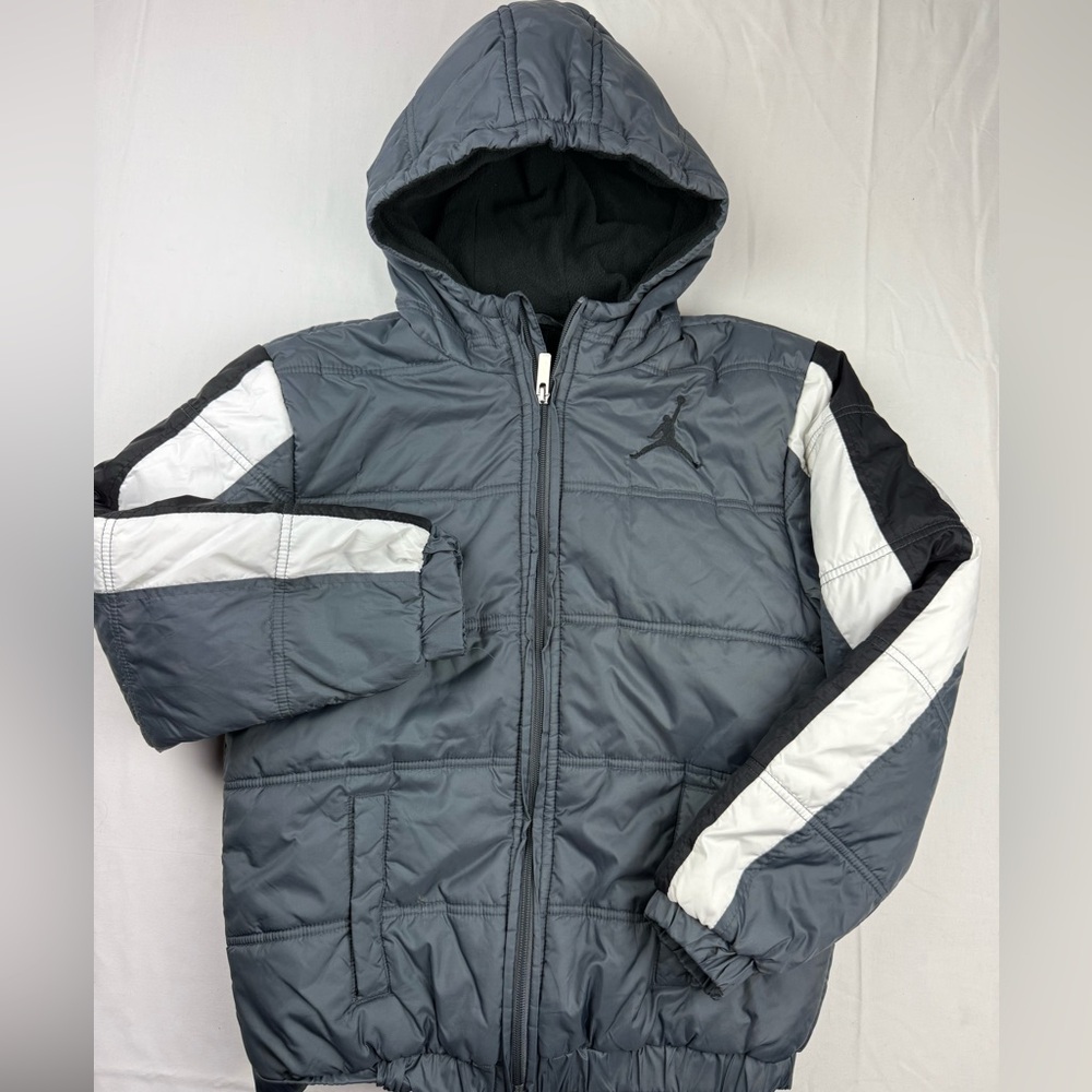 Jordan‎ boys Gray Hooded Puffer Jacket with Black and White Logo Large